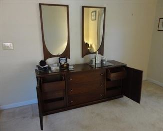 Broyhill Mid Century Modern Dresser with 2 mirrors 31x20x72