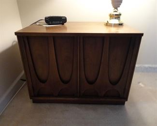 Broyhill Mid Century Modern bedside cabinet. (water stain on top corner). 28x18x23
