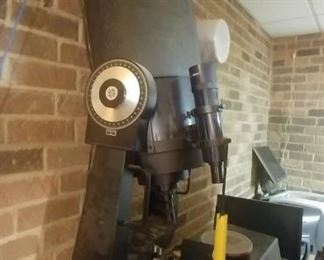 LX200 Maksutov Cassegrain Telescope by Meade - Computer aided star gazing
Unbelievable find.