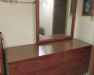 Stanley 6  drawer dresser w/mirror