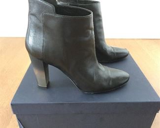 OSCAR DE LA RENTA BLACK LEATHER ANKLE BOOTS: Size 8 or 38.. Round-toe ankle boots with black matte and metal tone ombre block heels. Size 8 or 38. Heel Height: 3.5 inches. Condition: Good. Light scratches on toe, body and heels. Retail value: $890. Price: $200.