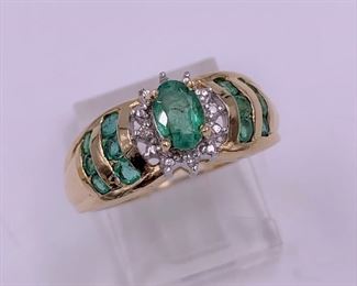 Beautiful gold, emerald and diamond ring