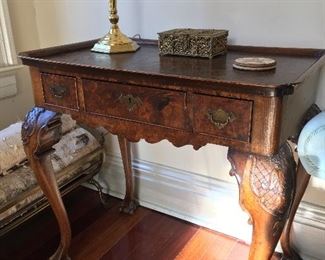 ANTIQUE LAMP TABLE