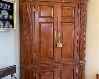 WONDERFUL CORNER CABINET FROM EASTERN MARYLAND CHESAPEAKE BAY AREA - CIRCA 1750'S