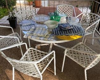 Nice patio table with 6 chairs. Good condition