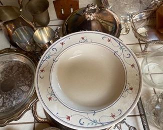 32 piece Mikasa Intaglio set