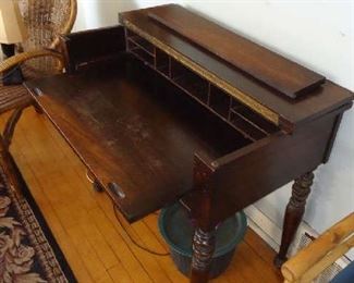 AMAZING WRITING DESK