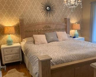WOOD QUEEN BED