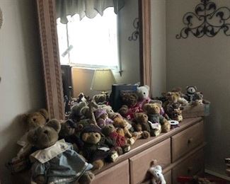Great dresser loaded with Boyd’s bears