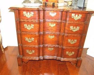 Antique mahogany serpentine chest with 4 drawers and bat wing brass pulls