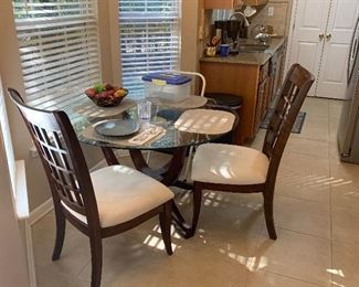 NICE KITCHEN TABLE AND 4 CHAIRS