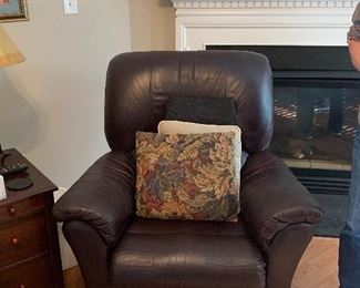 1 OF 2 LEATHER RECLINERS