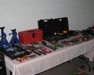GOOD SELECTION OF HAND TOOLS