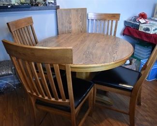 Table w/1 leaf & 4 chairs