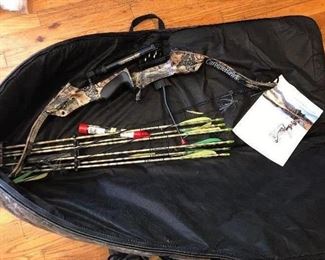 RARE VINTAGE BOW AND ARROWS FULL SET WITH ORIGINAL CANVAS CASE