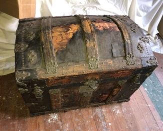 19TH CENTURY ORIGINAL FAMILY STORAGE STEAMER STORAGE WOODEN LEATHER TRUNK. 