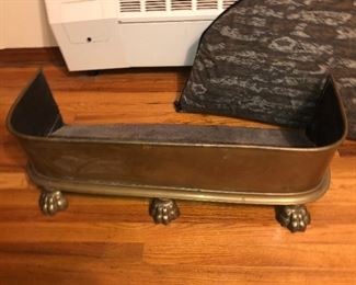 RARE ANTIQUE ORIGINAL BRASS FIREPLACE FENDER WITH HARRY PAW FEET, CIRCA 1900