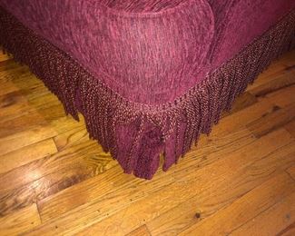 CLOSE UP CORNER VIEW OF HENREDON HIGH QUALITY CLASSIC COLLECTION FULL LENGTH SOFA WITH FRINGE 