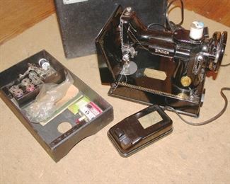 Singer Featherweight with case and tray