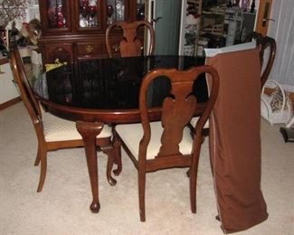 beautiful table and 4 chairs with 2 leaves