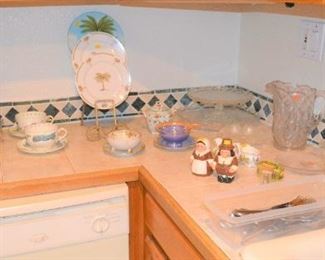 KITCHEN ITEMS WITH TROPICAL THEME AND GLASS