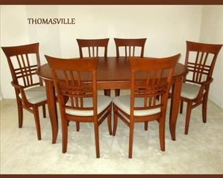 Beautiful Thomasville Dinette Set with Extra Leaf in the Table and 6 Chairs 