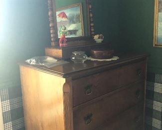 Dresser with detacable mirror