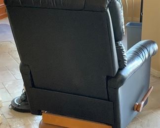 La-Z-Boy Leather Blend Recliner Chair	41x33x38in	HxWxD

