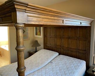 King sz American of Martinsville Canopy Bed w/ 2 twin mattresses adjustable	78.5x84.5x92in	HxWxD	 

