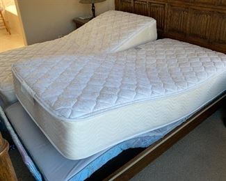King sz American of Martinsville Canopy Bed w/ 2 twin mattresses adjustable	78.5x84.5x92in	HxWxD	 
