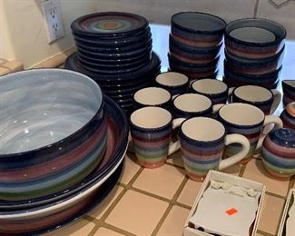 40pc Potonula Colormate Dinnerware Set	 	
