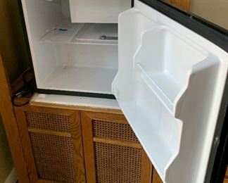 Haier Dorm Style Mini Refrigerator Hc175F10RB	 	