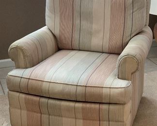 Oversized accent Chair	33x31x35in	HxWxD
