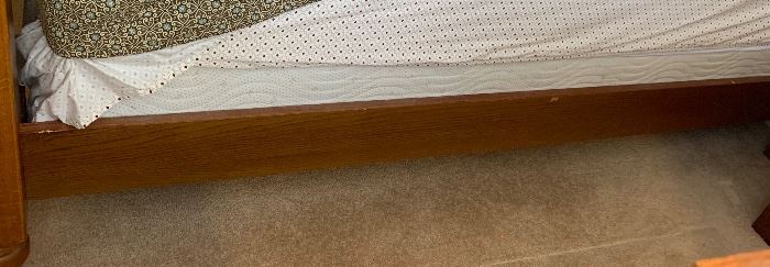Queen Cochrane 4 Post Oak Bed Serra Perfect Sleeper	70x65x88	HxWxD

