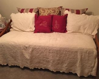 Daybed with trundle bed