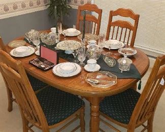 Solid Maple Dining Room Table w/ 6 Chairs 1 leaf & Table Pads