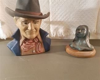 2 decorative figurines