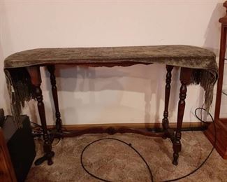Console table with runner