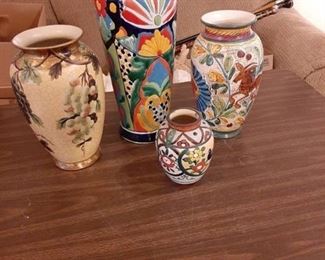 4 vases