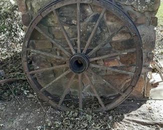 Wooden wagon wheel with extra ram