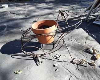 Metal frog plant stand