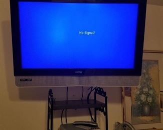 Vizio 32in TV with RCA DVD player with wall mount