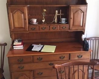 Dining room hutch- excellent condition!