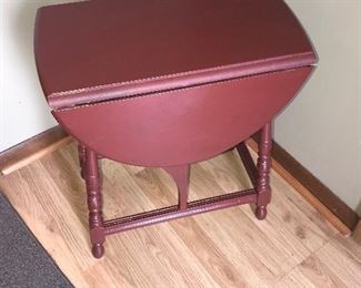 Drop leaf accent table