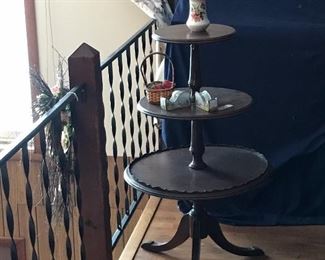 Triple Circle Display Table