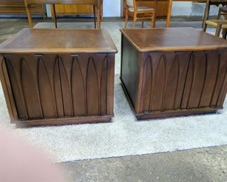 Broyhill style nightstands