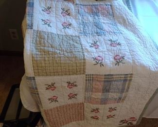 FULL QUEEN QUILT WITH 2 SHAMS