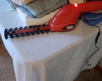 B & D CORDLESS ELECTRIC CHARGE EDGER