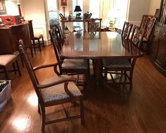 Huge  prestige Lexington table that with 3 leaves seats 10! Gorgeous top! Completely unflawed! 