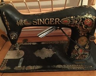 COLLECTORS ITEM- 1911 SINGER MACHINE
